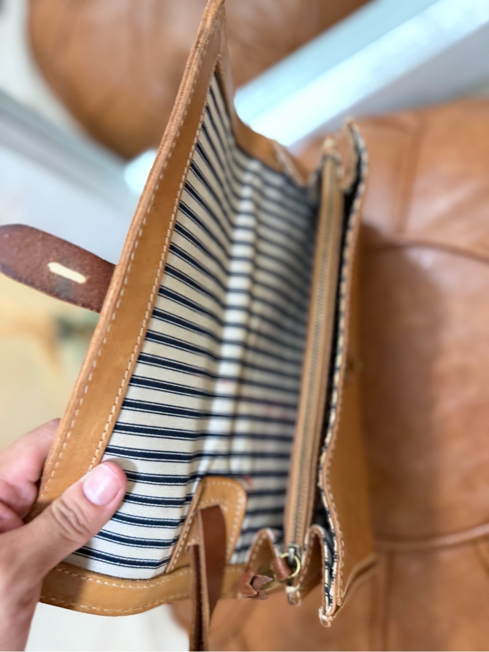 π€β¨ 1937 Accessories 100% Leather Cognac Wristlet Wallet β¨π€ - Picture 9 of 13